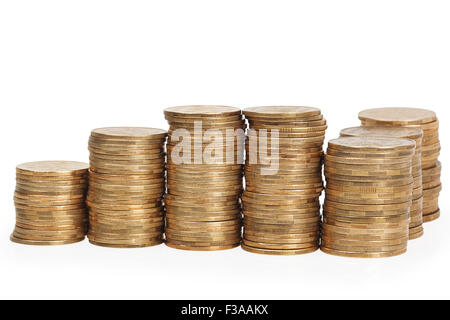 Pile de pièces isolées sur fond blanc