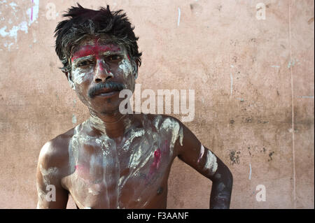 Homme mendier avec le visage et le corps peints en rouge et blanc ( Inde) Banque D'Images