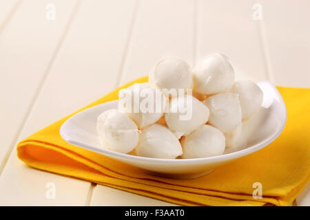 Bol de petites boules de fromage mozzarella Banque D'Images