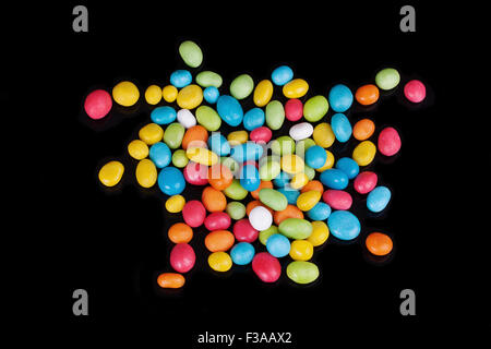 Bonbons multicolores isolé sur fond noir Banque D'Images