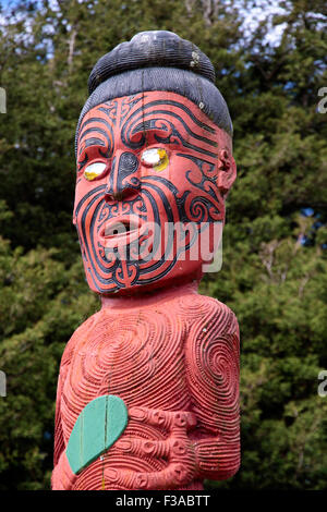 Statue Maori de couleur à Rotorua, Nouvelle-Zélande Banque D'Images