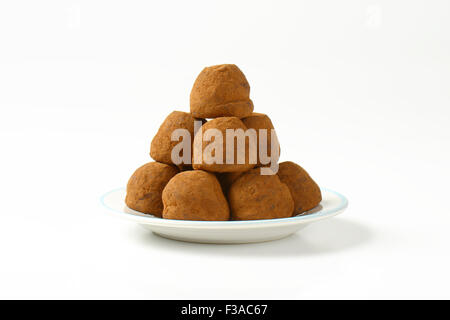 Pile de pralines belge avec du beurre au chocolat on white plate Banque D'Images