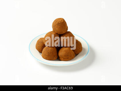 Pile de pralines belge avec du beurre au chocolat on white plate Banque D'Images