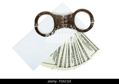 L'argent dans une enveloppe blanche avec des menottes isolé sur fond blanc Banque D'Images