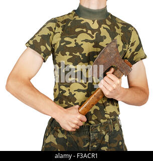 Soldat en uniforme avec une hache dans les mains isolé sur fond blanc Banque D'Images