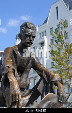 Sculpture d'Attila József à l'extérieur de l'édifice du parlement hongrois à Budapest, Hongrie. Banque D'Images