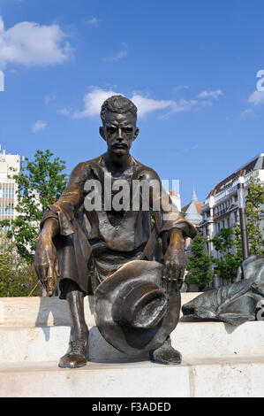 Sculpture d'Attila József à l'extérieur de l'édifice du parlement hongrois à Budapest, Hongrie. Banque D'Images