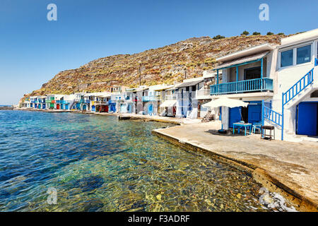 Maisons de pêcheurs traditionnels avec l'impressionnant abris, également connu sous le nom de "syrmata" de Milos Klima, Grèce Banque D'Images