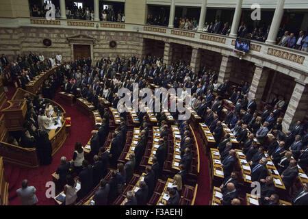 Athènes, Grèce. 3e oct, 2015. Les députés nouvellement élus prêtent serment au parlement. Le nouveau parlement grec a prêté serment selon la procédure officielle à la suite de la 20e Septembre élections nationales. Credit : Nikolas Georgiou/ZUMA/Alamy Fil Live News Banque D'Images