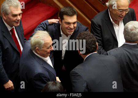 Athènes, Grèce. 3e oct, 2015. Le Premier ministre grec Alexis Tsipras (C) assiste à la cérémonie d'assermentation des nouveaux membres élus du parlement à Athènes, capitale de la Grèce, le 3 octobre 2015. Credit : Marios Lolos/Xinhua/Alamy Live News Banque D'Images