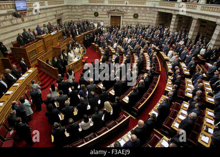 Athènes. 3e oct, 2015. Photo prise le 3 octobre 2015 montre une cérémonie de prestation de serment de nouveaux membres élus grecs du parlement à Athènes, capitale de la Grèce. Credit : Marios Lolos/Xinhua/Alamy Live News Banque D'Images