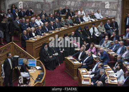 Athènes, Grèce. 3e oct, 2015. Les dignitaires et membres du clergé regarder la cérémonie d'oathing. Le nouveau parlement grec a prêté serment selon la procédure officielle à la suite de la 20e Septembre élections nationales. Credit : Nikolas Georgiou/ZUMA/Alamy Fil Live News Banque D'Images