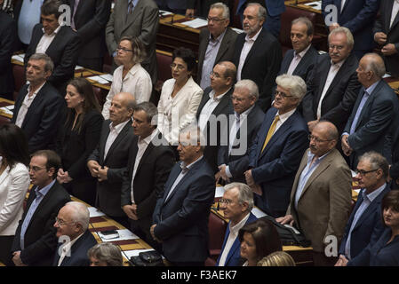 Athènes, Grèce. 3e oct, 2015. Les députés nouvellement élus prêtent serment au parlement. Le nouveau parlement grec a prêté serment selon la procédure officielle à la suite de la 20e Septembre élections nationales. Credit : Nikolas Georgiou/ZUMA/Alamy Fil Live News Banque D'Images