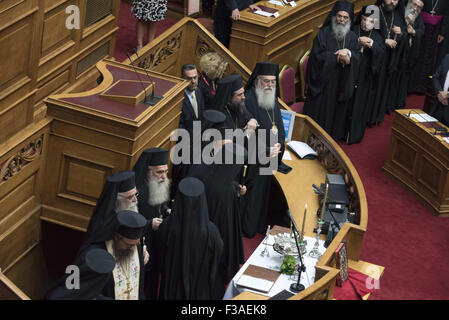 Athènes, Grèce. 3e oct, 2015. Les dignitaires et membres du clergé regarder la cérémonie d'oathing. Le nouveau parlement grec a prêté serment selon la procédure officielle à la suite de la 20e Septembre élections nationales. Credit : Nikolas Georgiou/ZUMA/Alamy Fil Live News Banque D'Images