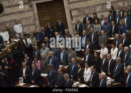 Athènes, Grèce. 3e oct, 2015. Les députés nouvellement élus prêtent serment au parlement. Le nouveau parlement grec a prêté serment selon la procédure officielle à la suite de la 20e Septembre élections nationales. Credit : Nikolas Georgiou/ZUMA/Alamy Fil Live News Banque D'Images