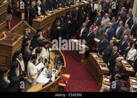 Athènes, Grèce. 3e oct, 2015. Les députés prêtent serment devant l'archevêque de Grèce. Le nouveau parlement grec a prêté serment selon la procédure officielle à la suite de la 20e Septembre élections nationales. Credit : Nikolas Georgiou/ZUMA/Alamy Fil Live News Banque D'Images