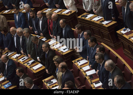 Athènes, Grèce. 3e oct, 2015. Les députés nouvellement élus prêtent serment au parlement. Le nouveau parlement grec a prêté serment selon la procédure officielle à la suite de la 20e Septembre élections nationales. Credit : Nikolas Georgiou/ZUMA/Alamy Fil Live News Banque D'Images