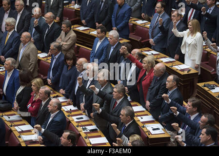 Athènes, Grèce. 3e oct, 2015. Les députés nouvellement élus prêtent serment au parlement. Le nouveau parlement grec a prêté serment selon la procédure officielle à la suite de la 20e Septembre élections nationales. Credit : Nikolas Georgiou/ZUMA/Alamy Fil Live News Banque D'Images