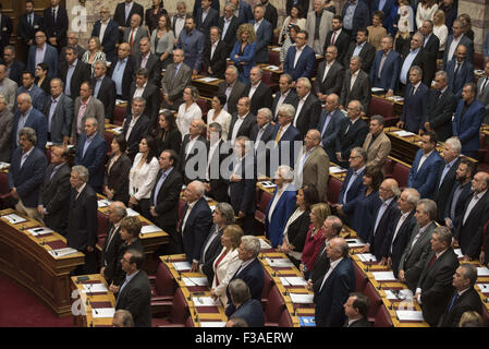 Athènes, Grèce. 3e oct, 2015. Les députés nouvellement élus prêtent serment au parlement. Le nouveau parlement grec a prêté serment selon la procédure officielle à la suite de la 20e Septembre élections nationales. Credit : Nikolas Georgiou/ZUMA/Alamy Fil Live News Banque D'Images