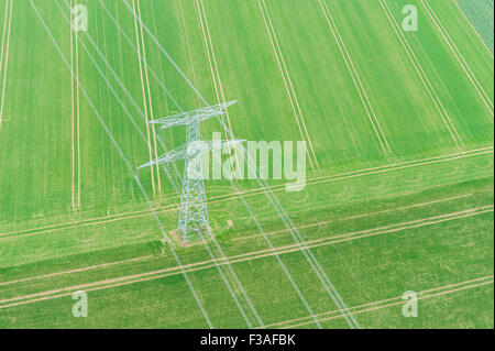 Vue aérienne de la colonne d'alimentation et de lignes électriques. Banque D'Images