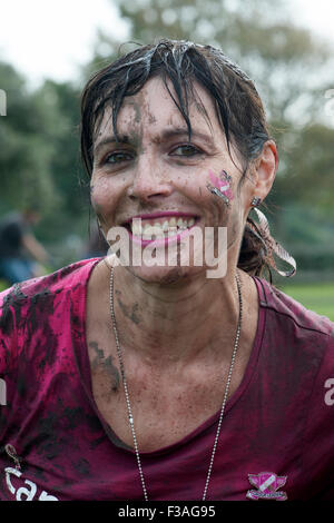 Arrivant au 5k jolie course boueux de la vie dans l'aide de cancer research uk en angleterre southsea Banque D'Images