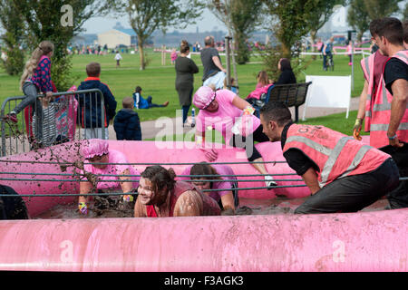 Les participants à la 5k jolie course boueux de la vie dans l'aide de cancer research uk en angleterre southsea Banque D'Images