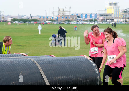 Les participants à la 5k jolie course boueux de la vie dans l'aide de cancer research uk en angleterre southsea Banque D'Images