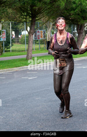 Arrivant au 5k jolie course boueux de la vie dans l'aide de cancer research uk en angleterre southsea Banque D'Images