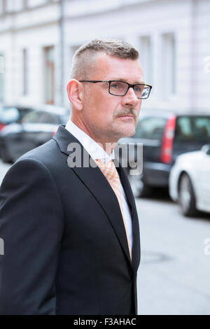 Portrait of businessman standing dans la rue portant des lunettes Banque D'Images