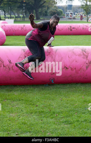 Arrivant au 5k jolie course boueux de la vie dans l'aide de cancer research uk en angleterre southsea Banque D'Images