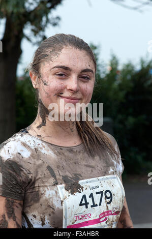 Arrivant au 5k jolie course boueux de la vie dans l'aide de cancer research uk en angleterre southsea Banque D'Images