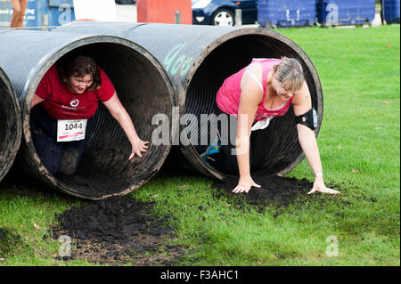 Les participants à la 5k jolie course boueux de la vie dans l'aide de cancer research uk en angleterre southsea Banque D'Images