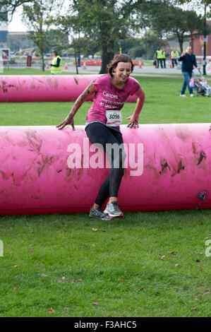 Arrivant au 5k jolie course boueux de la vie dans l'aide de cancer research uk en angleterre southsea Banque D'Images