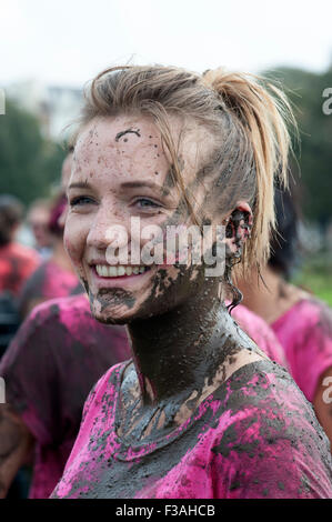 Arrivant au 5k jolie course boueux de la vie dans l'aide de cancer research uk en angleterre southsea Banque D'Images