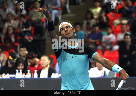 Bangkok, Thaïlande 07 Oct 2015. Rafael Nadal de l'Espagne dans les actions au cours de la v Rafael Nadal, Novak Djokovic, match d'exhibition at Hua Mark Stade Couvert. Numéro 1 mondial, vainqueur de l'US Open 2015, Wimbledon, Novak Djokovic et de Rafael Nadal a battu la Serbie 2-0 de l'Espagne dans un match amical joué au stade intérieur Hua Mark à Bangkok. Crédit : John Vincent/Alamy Live News Banque D'Images