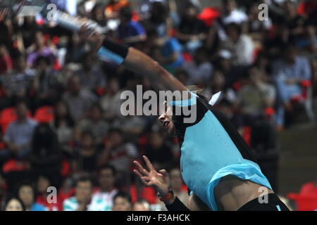 Bangkok, Thaïlande 07 Oct 2015. Rafael Nadal de l'Espagne dans les actions au cours de la v Rafael Nadal, Novak Djokovic, match d'exhibition at Hua Mark Stade Couvert. Numéro 1 mondial, vainqueur de l'US Open 2015, Wimbledon, Novak Djokovic et de Rafael Nadal a battu la Serbie 2-0 de l'Espagne dans un match amical joué au stade intérieur Hua Mark à Bangkok. Crédit : John Vincent/Alamy Live News Banque D'Images