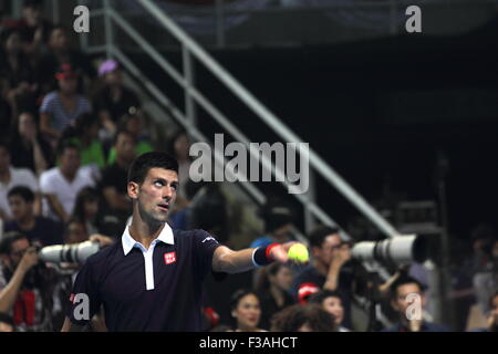 Bangkok, Thaïlande 07 Oct 2015. Novak Djokovic la Serbie dans des actions pendant la v Rafael Nadal, Novak Djokovic, match d'exhibition at Hua Mark Stade Couvert. Numéro 1 mondial, vainqueur de l'US Open 2015, Wimbledon, Novak Djokovic et de Rafael Nadal a battu la Serbie 2-0 de l'Espagne dans un match amical joué au stade intérieur Hua Mark à Bangkok. Crédit : John Vincent/Alamy Live News Banque D'Images