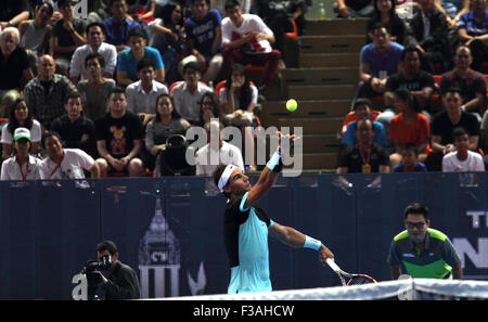 Bangkok, Thaïlande 07 Oct 2015. Rafael Nadal de l'Espagne dans les actions au cours de la v Rafael Nadal, Novak Djokovic, match d'exhibition at Hua Mark Stade Couvert. Numéro 1 mondial, vainqueur de l'US Open 2015, Wimbledon, Novak Djokovic et de Rafael Nadal a battu la Serbie 2-0 de l'Espagne dans un match amical joué au stade intérieur Hua Mark à Bangkok. Crédit : John Vincent/Alamy Live News Banque D'Images