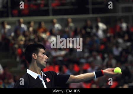 Bangkok, Thaïlande 07 Oct 2015. Novak Djokovic la Serbie dans des actions pendant la v Rafael Nadal, Novak Djokovic, match d'exhibition at Hua Mark Stade Couvert. Numéro 1 mondial, vainqueur de l'US Open 2015, Wimbledon, Novak Djokovic et de Rafael Nadal a battu la Serbie 2-0 de l'Espagne dans un match amical joué au stade intérieur Hua Mark à Bangkok. Crédit : John Vincent/Alamy Live News Banque D'Images