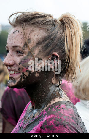 Arrivant au 5k jolie course boueux de la vie dans l'aide de cancer research uk en angleterre southsea Banque D'Images