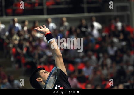 Bangkok, Thaïlande 07 Oct 2015. Novak Djokovic la Serbie dans des actions pendant la v Rafael Nadal, Novak Djokovic, match d'exhibition at Hua Mark Stade Couvert. Numéro 1 mondial, vainqueur de l'US Open 2015, Wimbledon, Novak Djokovic et de Rafael Nadal a battu la Serbie 2-0 de l'Espagne dans un match amical joué au stade intérieur Hua Mark à Bangkok. Crédit : John Vincent/Alamy Live News Banque D'Images