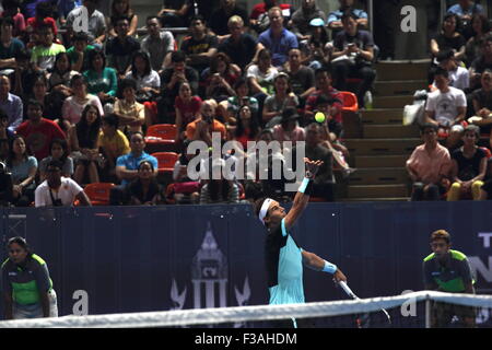 Bangkok, Thaïlande 07 Oct 2015. Rafael Nadal de l'Espagne dans les actions au cours de la v Rafael Nadal, Novak Djokovic, match d'exhibition at Hua Mark Stade Couvert. Numéro 1 mondial, vainqueur de l'US Open 2015, Wimbledon, Novak Djokovic et de Rafael Nadal a battu la Serbie 2-0 de l'Espagne dans un match amical joué au stade intérieur Hua Mark à Bangkok. Crédit : John Vincent/Alamy Live News Banque D'Images