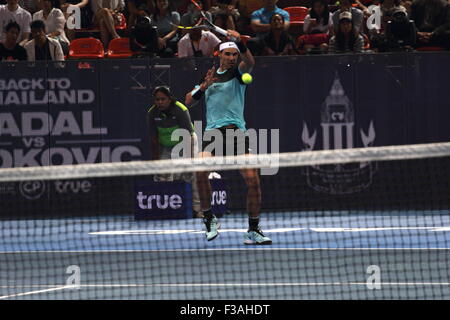 Bangkok, Thaïlande 07 Oct 2015. Rafael Nadal de l'Espagne dans les actions au cours de la v Rafael Nadal, Novak Djokovic, match d'exhibition at Hua Mark Stade Couvert. Numéro 1 mondial, vainqueur de l'US Open 2015, Wimbledon, Novak Djokovic et de Rafael Nadal a battu la Serbie 2-0 de l'Espagne dans un match amical joué au stade intérieur Hua Mark à Bangkok. Crédit : John Vincent/Alamy Live News Banque D'Images