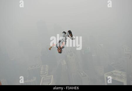 Kuala Lumpur, Malaisie. 06Th Oct, 2015. Les cavaliers de saut de base inconnue un pont ouvert sur la Tour de Kuala Lumpur en conditions brumeuses au cours de la tour international de saut. Rasid Crédit : Mohd/Pacific Press/Alamy Live News Banque D'Images