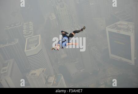 Kuala Lumpur, Malaisie. 06Th Oct, 2015. Les cavaliers de saut de base inconnue un pont ouvert sur la Tour de Kuala Lumpur en conditions brumeuses au cours de la tour international de saut. Rasid Crédit : Mohd/Pacific Press/Alamy Live News Banque D'Images