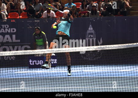 Bangkok, Thaïlande 07 Oct 2015. Rafael Nadal de l'Espagne dans les actions au cours de la v Rafael Nadal, Novak Djokovic, match d'exhibition at Hua Mark Stade Couvert. Numéro 1 mondial, vainqueur de l'US Open 2015, Wimbledon, Novak Djokovic et de Rafael Nadal a battu la Serbie 2-0 de l'Espagne dans un match amical joué au stade intérieur Hua Mark à Bangkok. Crédit : John Vincent/Alamy Live News Banque D'Images