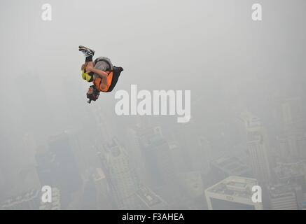 Kuala Lumpur, Malaisie. 06Th Oct, 2015. Les cavaliers de saut de base inconnue un pont ouvert sur la Tour de Kuala Lumpur en conditions brumeuses au cours de la tour international de saut. Rasid Crédit : Mohd/Pacific Press/Alamy Live News Banque D'Images