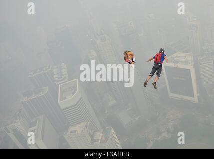 Kuala Lumpur, Malaisie. 06Th Oct, 2015. Les cavaliers de saut de base inconnue un pont ouvert sur la Tour de Kuala Lumpur en conditions brumeuses au cours de la tour international de saut. Rasid Crédit : Mohd/Pacific Press/Alamy Live News Banque D'Images