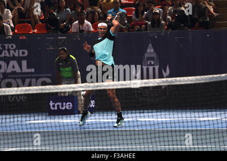 Bangkok, Thaïlande 07 Oct 2015. Rafael Nadal de l'Espagne dans les actions au cours de la v Rafael Nadal, Novak Djokovic, match d'exhibition at Hua Mark Stade Couvert. Numéro 1 mondial, vainqueur de l'US Open 2015, Wimbledon, Novak Djokovic et de Rafael Nadal a battu la Serbie 2-0 de l'Espagne dans un match amical joué au stade intérieur Hua Mark à Bangkok. Crédit : John Vincent/Alamy Live News Banque D'Images