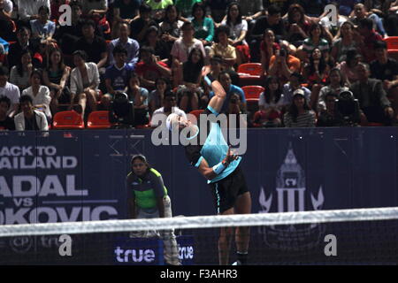 Bangkok, Thaïlande 07 Oct 2015. Rafael Nadal de l'Espagne dans les actions au cours de la v Rafael Nadal, Novak Djokovic, match d'exhibition at Hua Mark Stade Couvert. Numéro 1 mondial, vainqueur de l'US Open 2015, Wimbledon, Novak Djokovic et de Rafael Nadal a battu la Serbie 2-0 de l'Espagne dans un match amical joué au stade intérieur Hua Mark à Bangkok. Crédit : John Vincent/Alamy Live News Banque D'Images